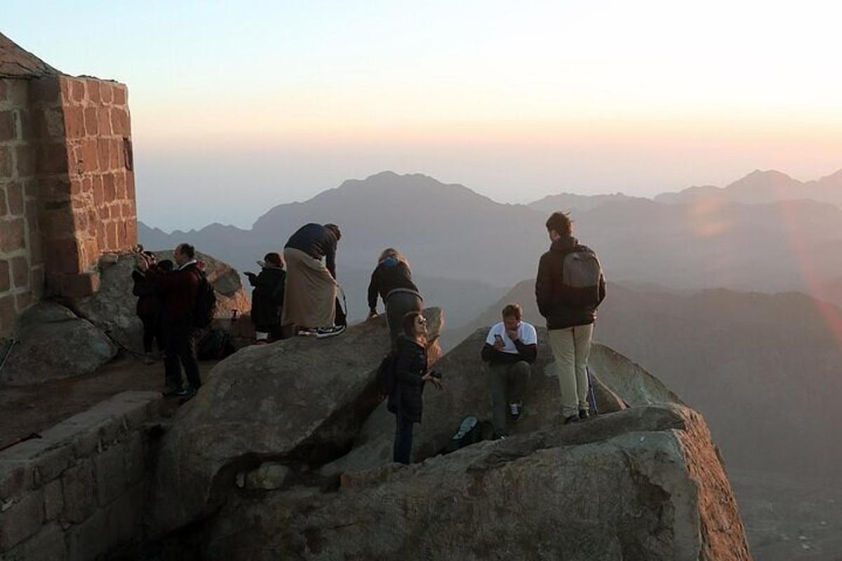 un gruppo di persone in piedi sulla cima di una montagna