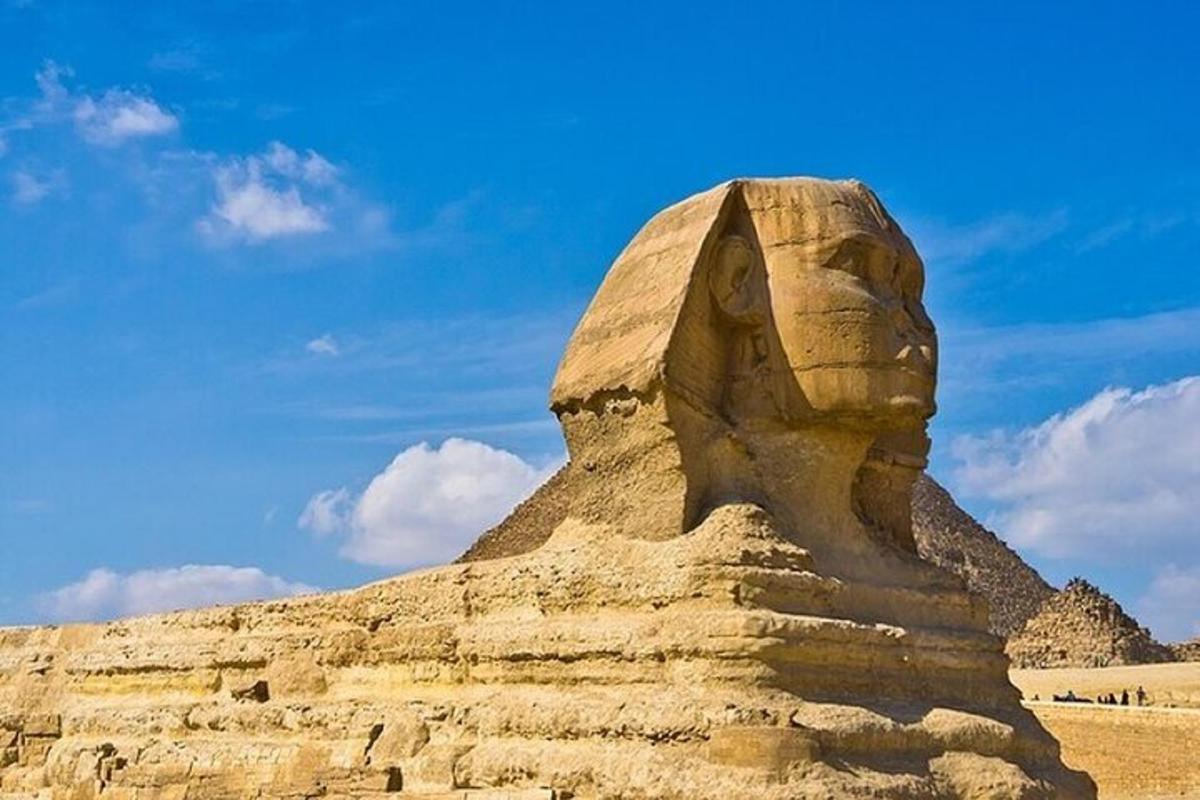een standbeeld voor een piramide