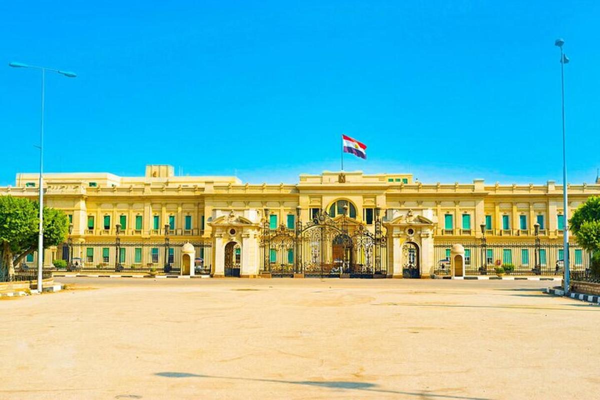 un grand bâtiment jaune avec un drapeau dessus