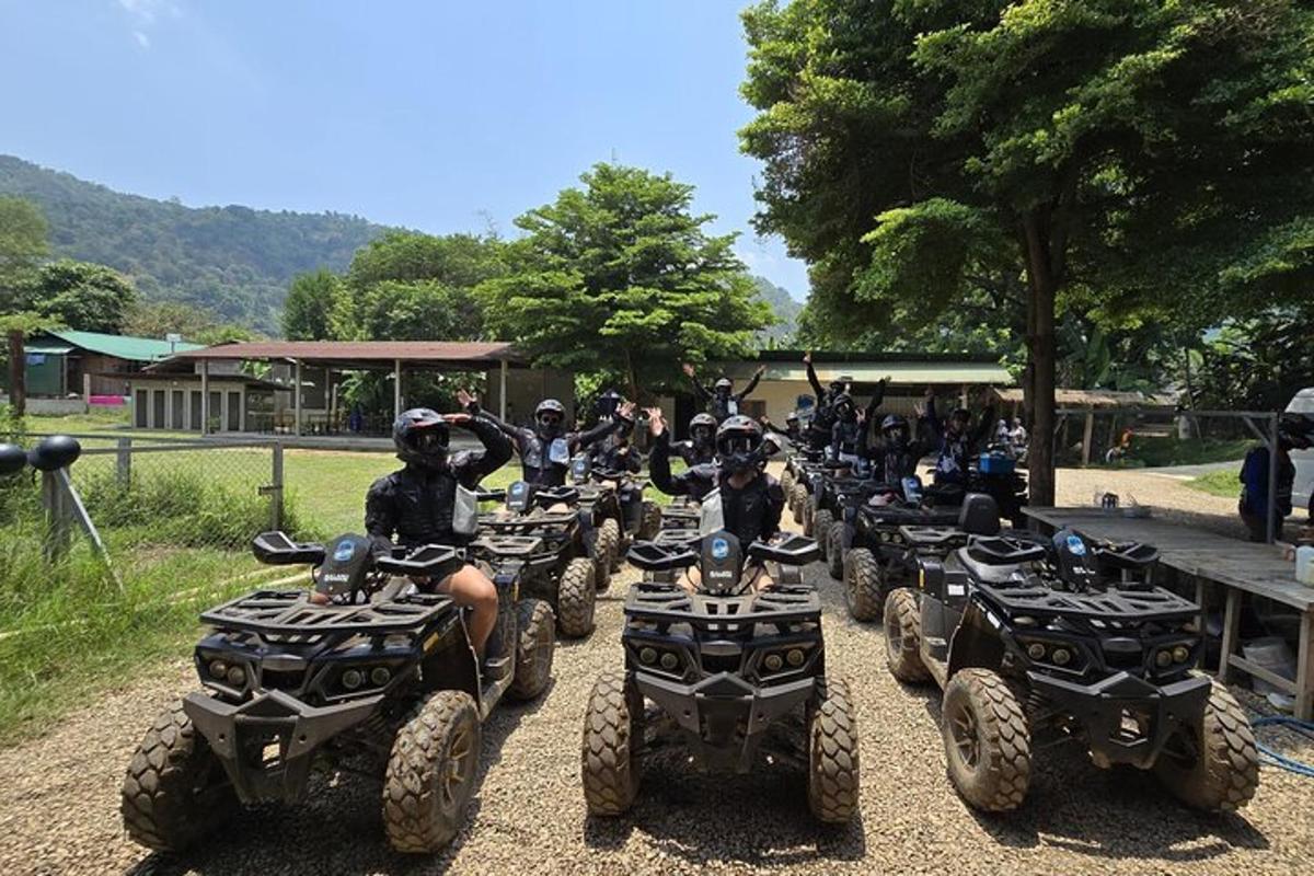 sekumpulan orang menunggang atv menyusuri jalan tanah
