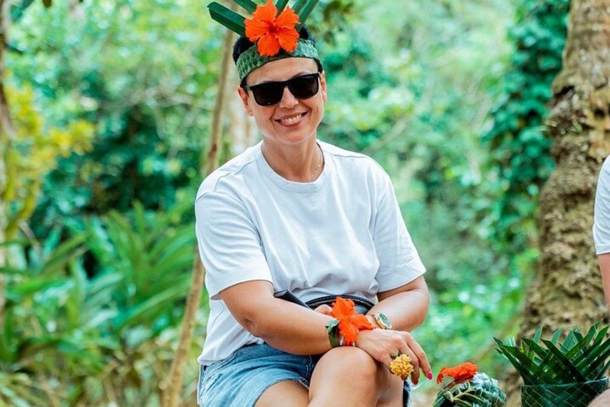 žena s květinovou čelenkou a slunečními brýlemi
