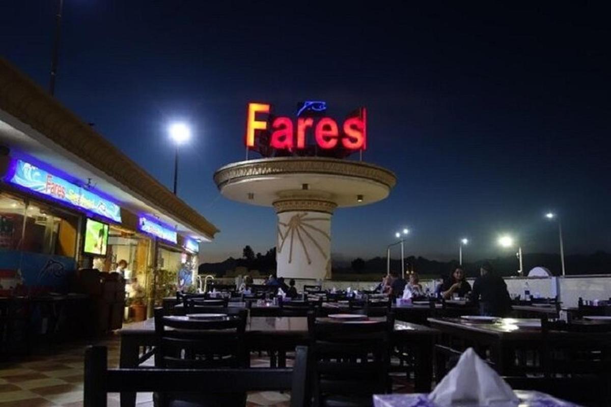 restaurace s nápisem Frances na vrcholu věže