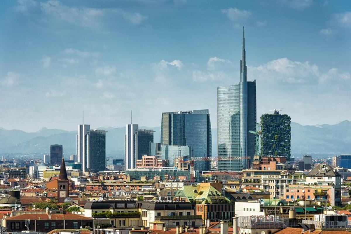 uno skyline di una città con grattacieli sullo sfondo