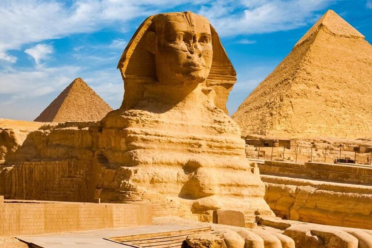 socha pred pyramídami v púšti