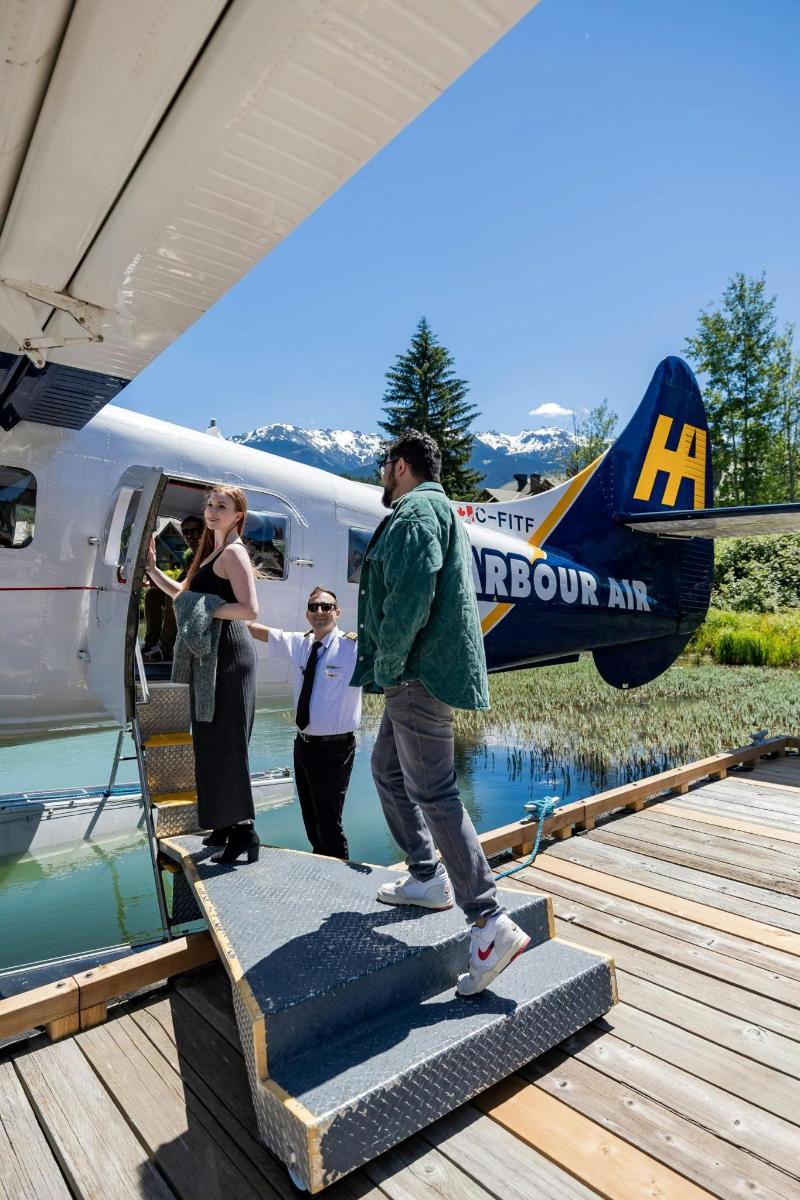 un gruppo di persone che scendono da un aereo