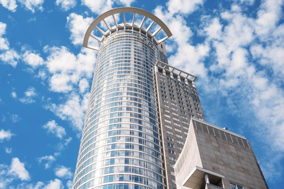 Un edificio alto con una cima circular en su parte superior.