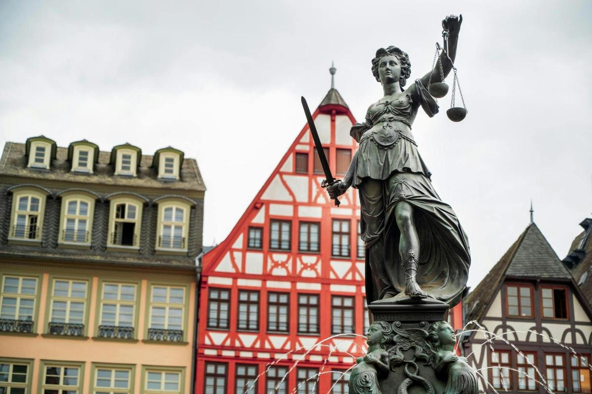una estatua en medio de una ciudad con edificios