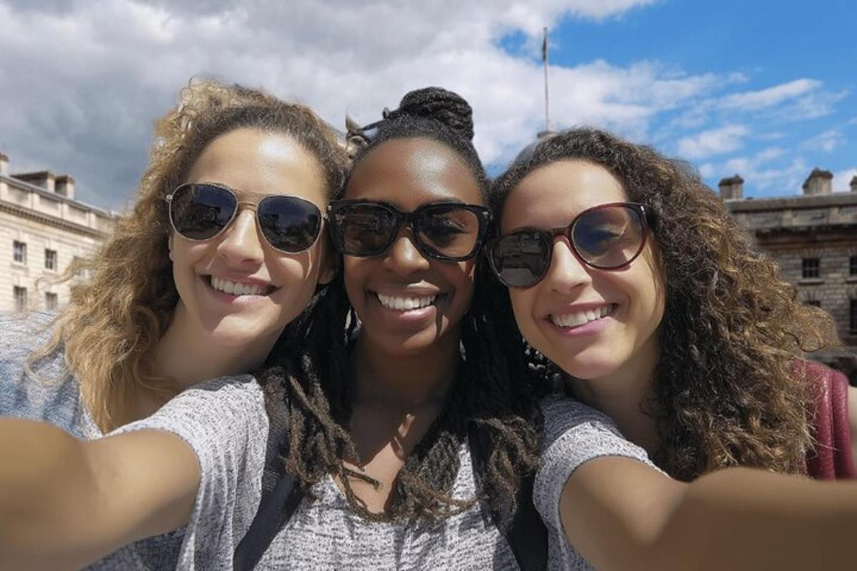 Tres mujeres con gafas de sol posando para una foto