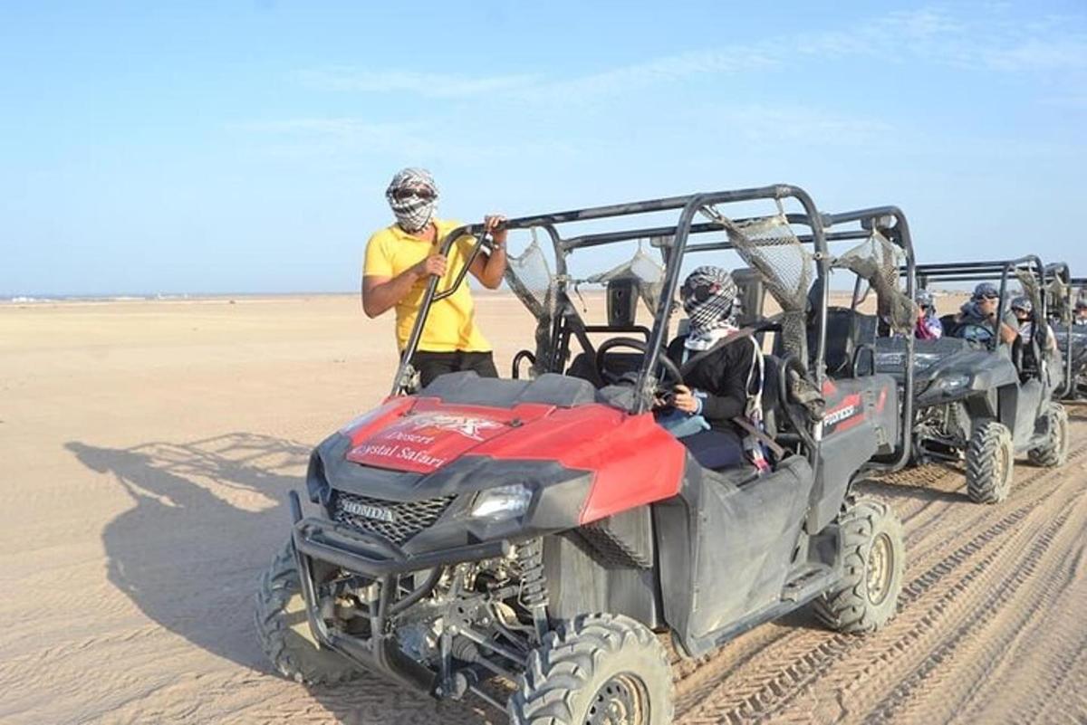 مجموعة من الأشخاص في مركبة رباعية الدفع في الصحراء