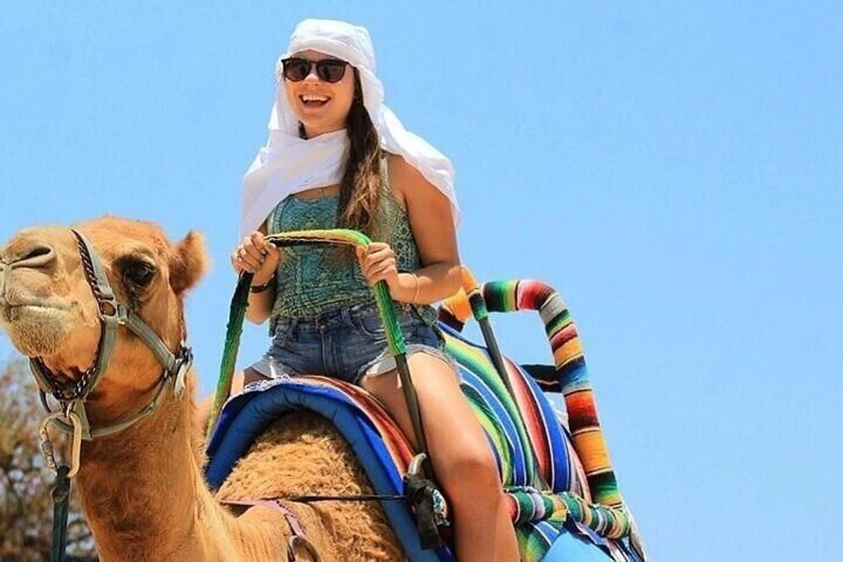 امرأة تركب على ظهر الجمل