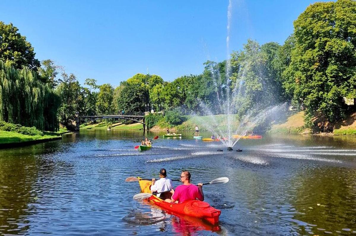 due persone su un kayak rosso su un fiume