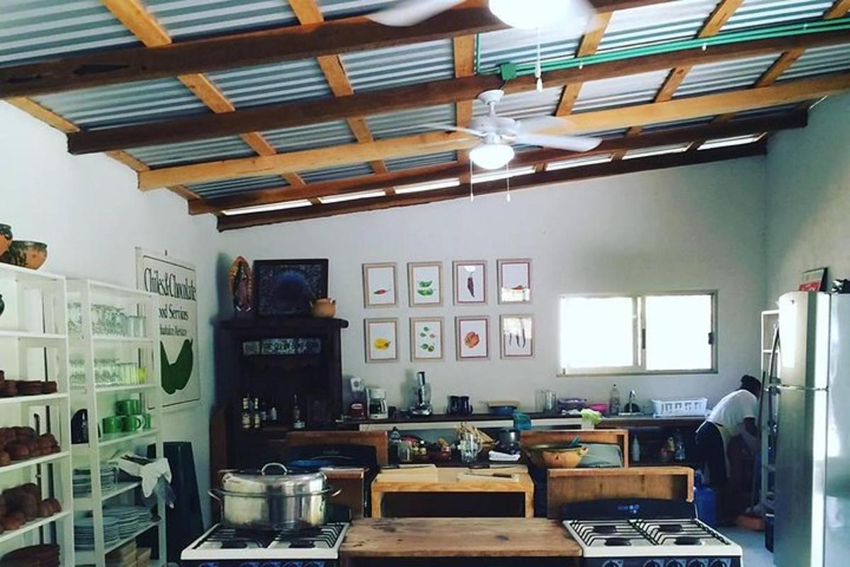 una cucina con fornello e ventilatore a soffitto