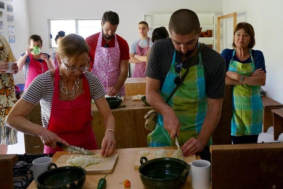 un gruppo di persone in piedi in una cucina che prepara il cibo