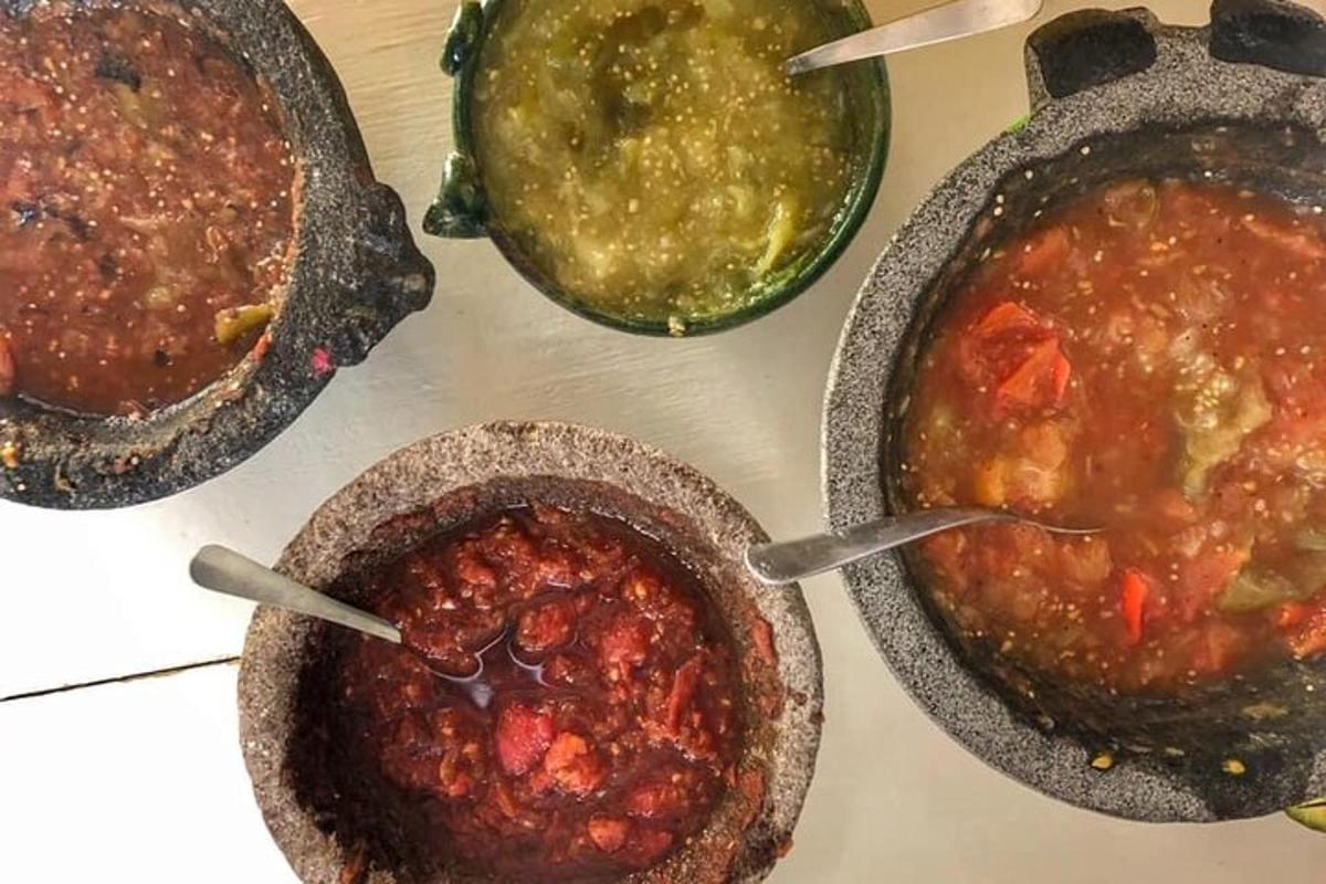 un gruppo di quattro ciotole di cibo su un tavolo