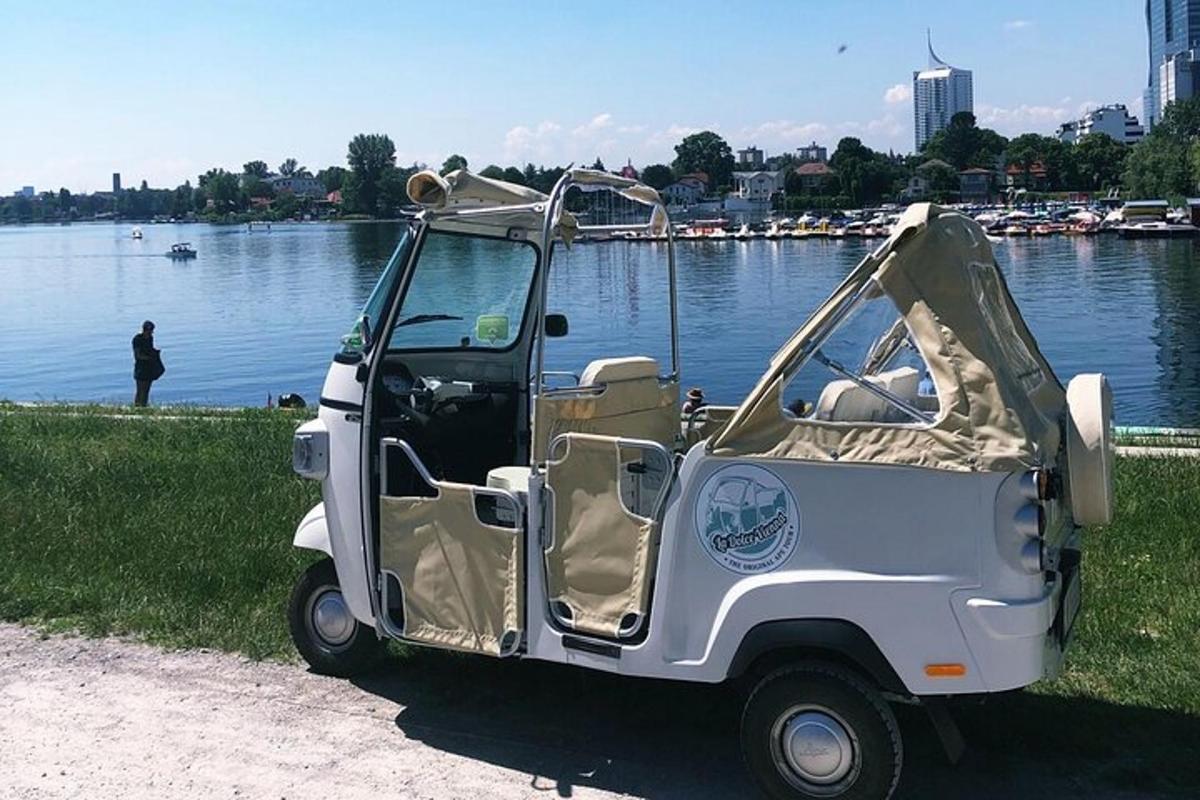 golfový vozík zaparkovaný vedle vodní plochy