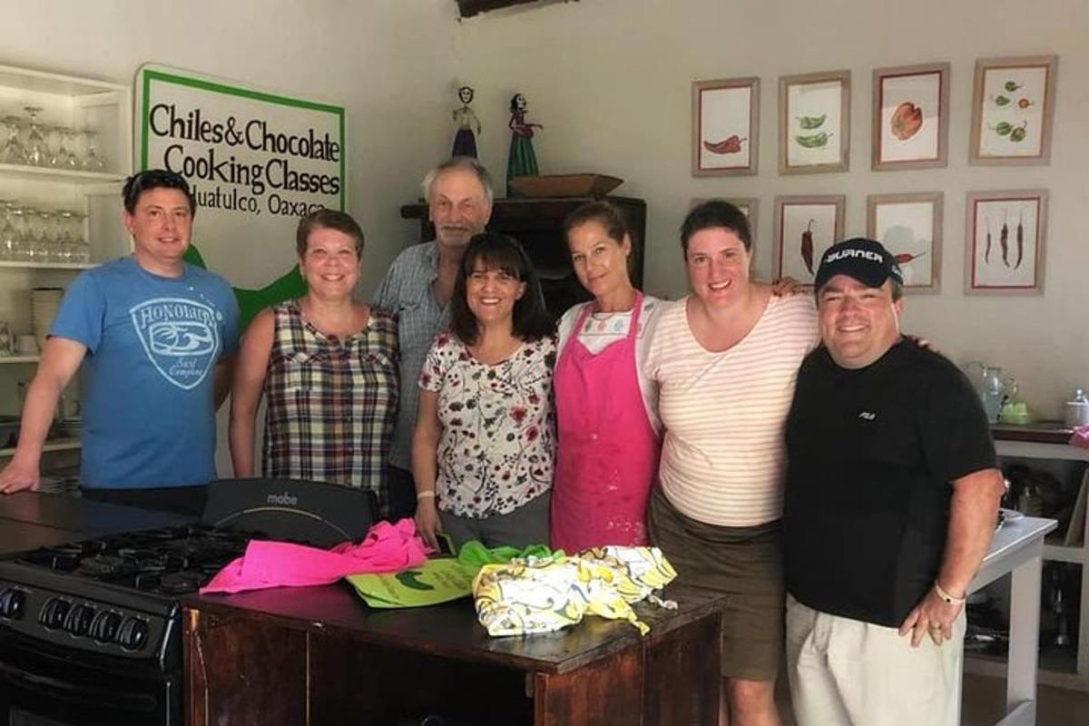 um grupo de pessoas posando para uma foto em uma cozinha
