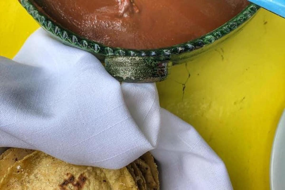 um close do rosto de uma pessoa com um prato de comida
