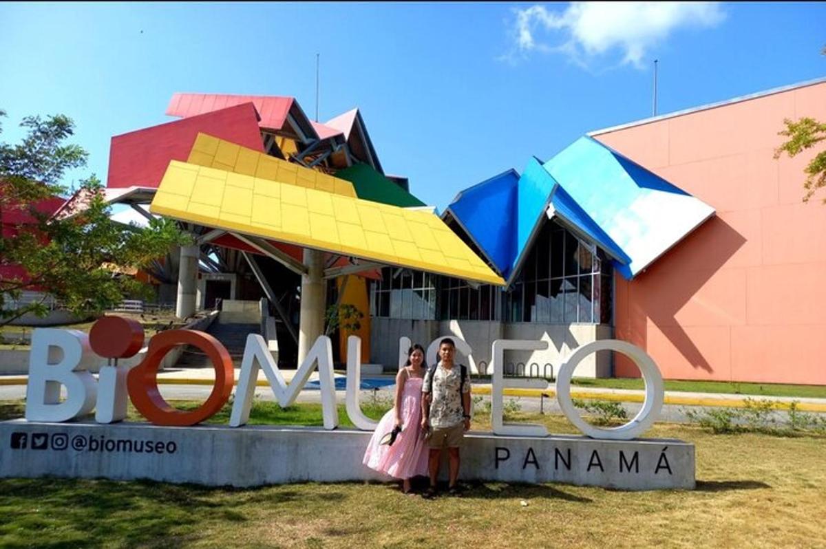 dua orang gadis berdiri di hadapan papan tanda di hadapan sebuah bangunan