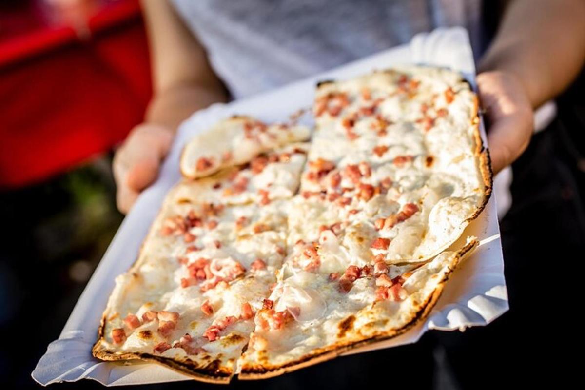 uma pessoa segurando uma fatia de pizza em um prato