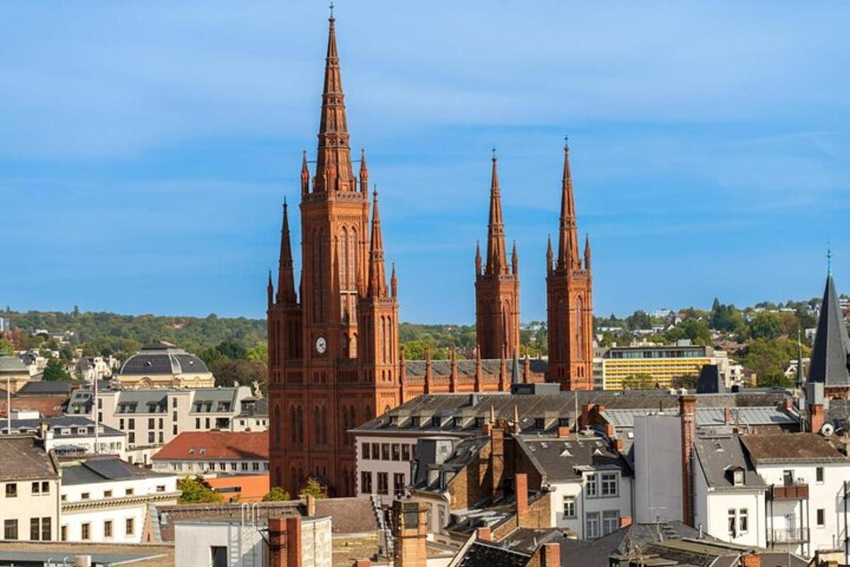 uma vista de uma cidade com uma torre do relógio