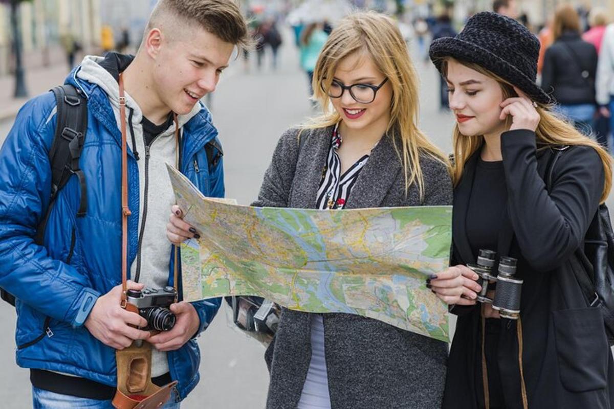 um grupo de três pessoas olhando para um mapa