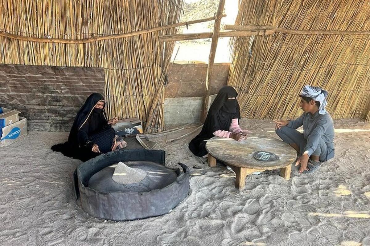 tiga wanita duduk mengelilingi meja di sebuah pondok
