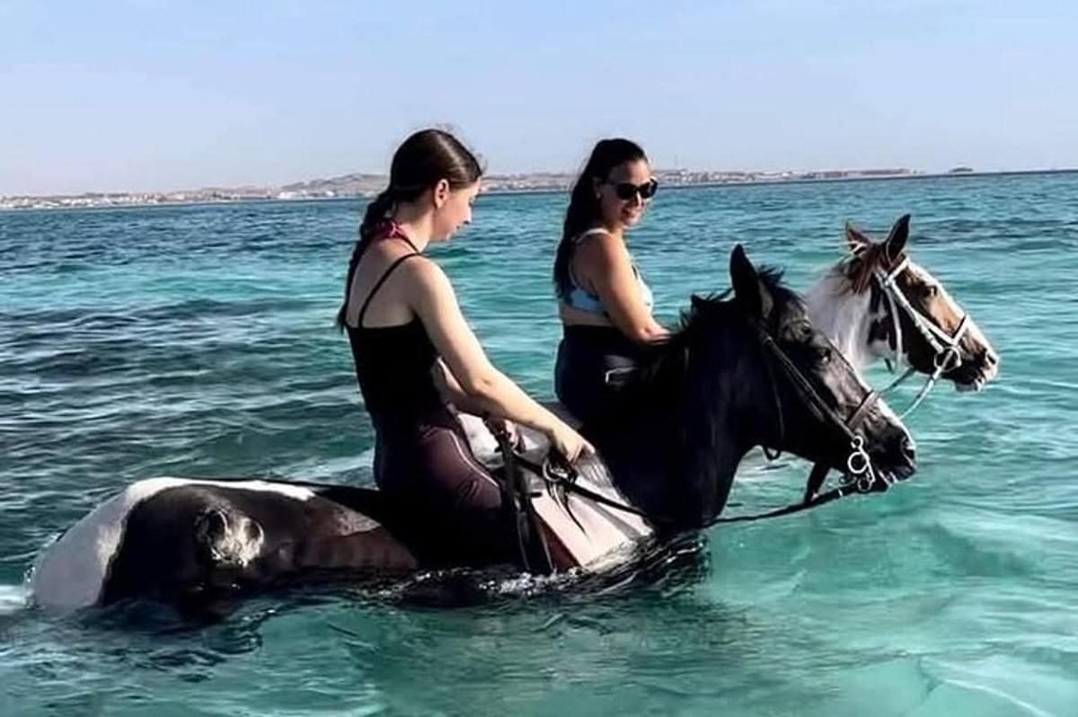امرأتان تركبان الخيول في الماء