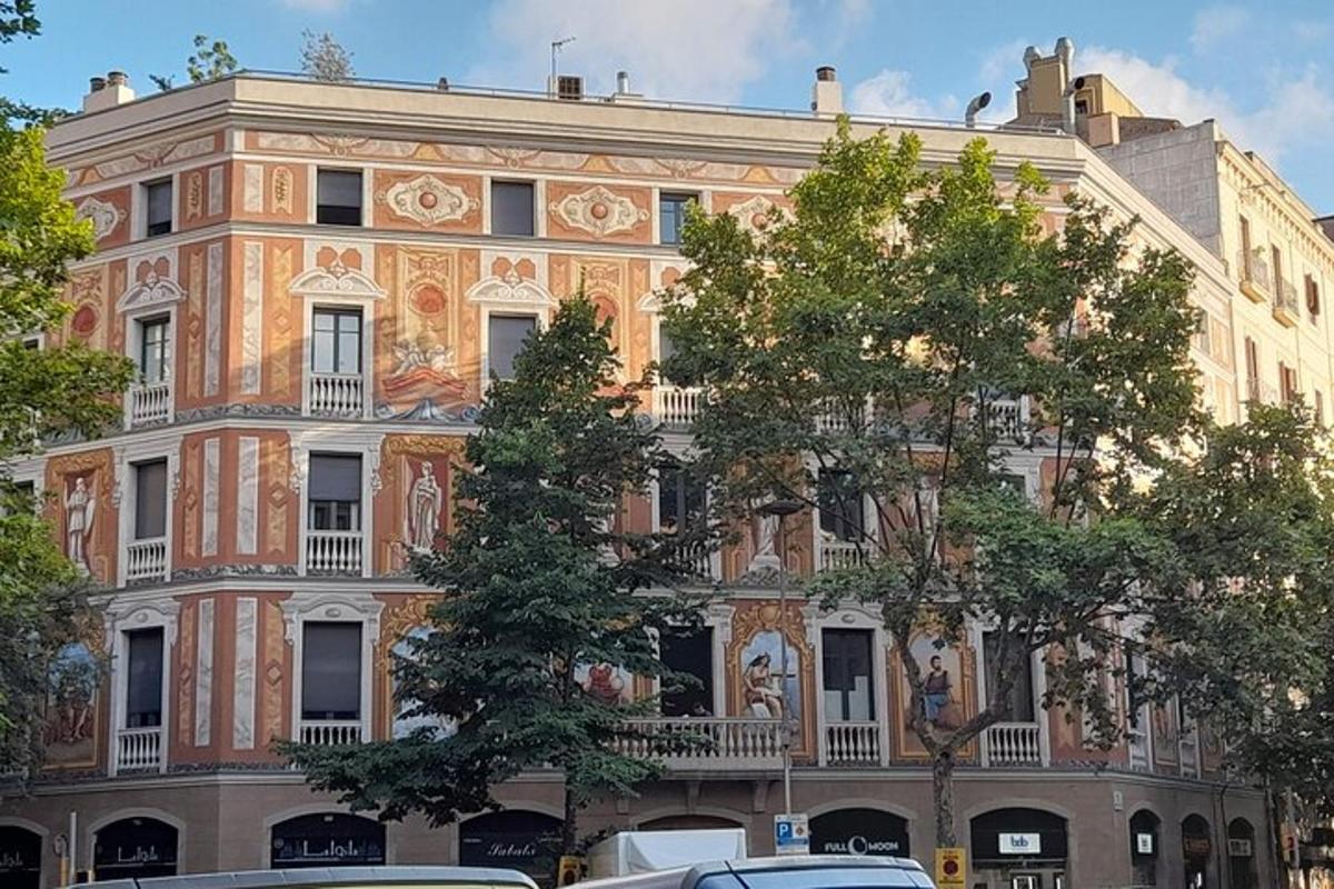 velika zgrada s automobilima parkiranim ispred nje