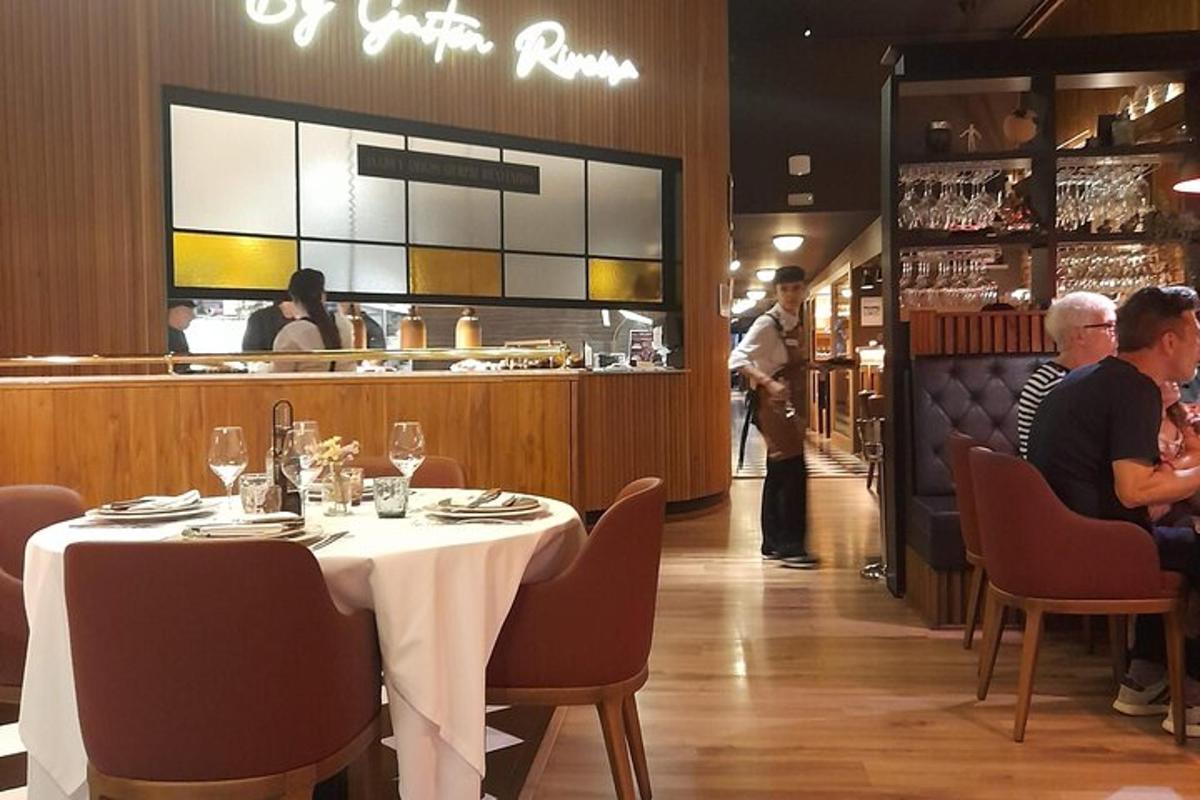 ruokailuhuone, jossa on pöytä ja baaritiski