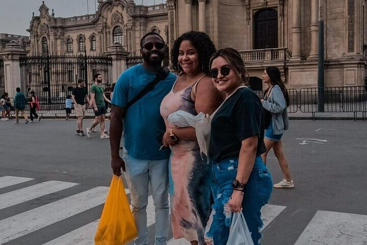 eine Gruppe von Menschen, die auf einer Straße für ein Foto posieren