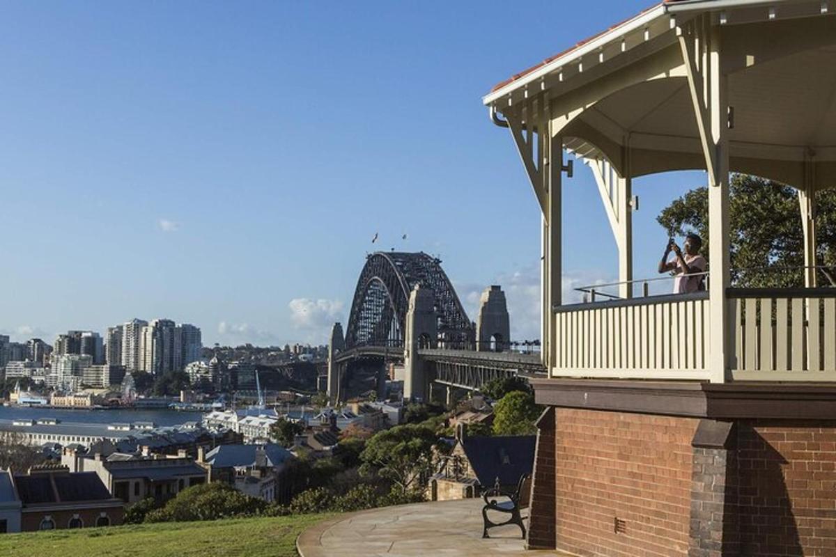 astaka dengan pemandangan bandar sydney