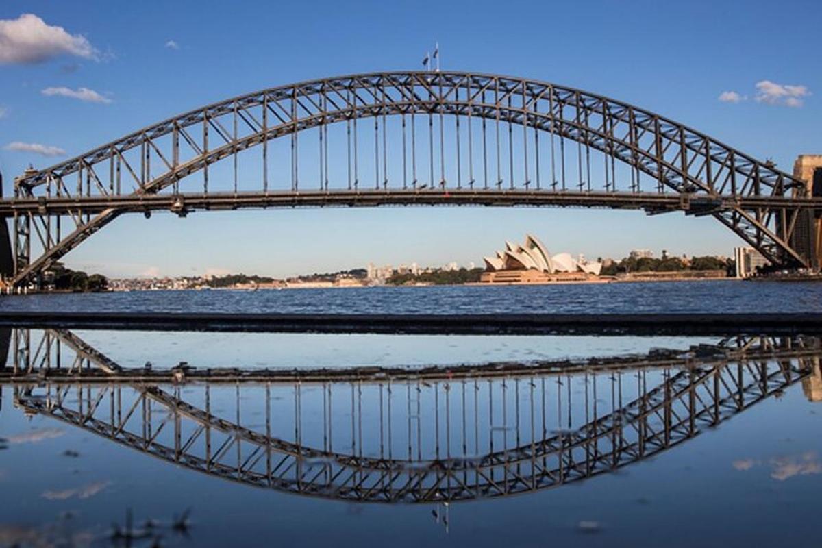 un ponte sull'acqua con il suo riflesso nell'acqua