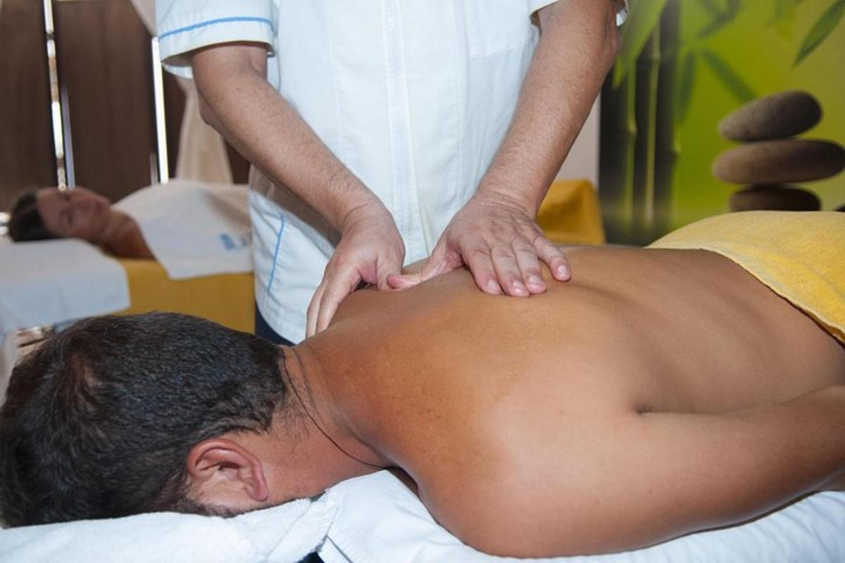 een man krijgt een rugmassage van een therapeut
