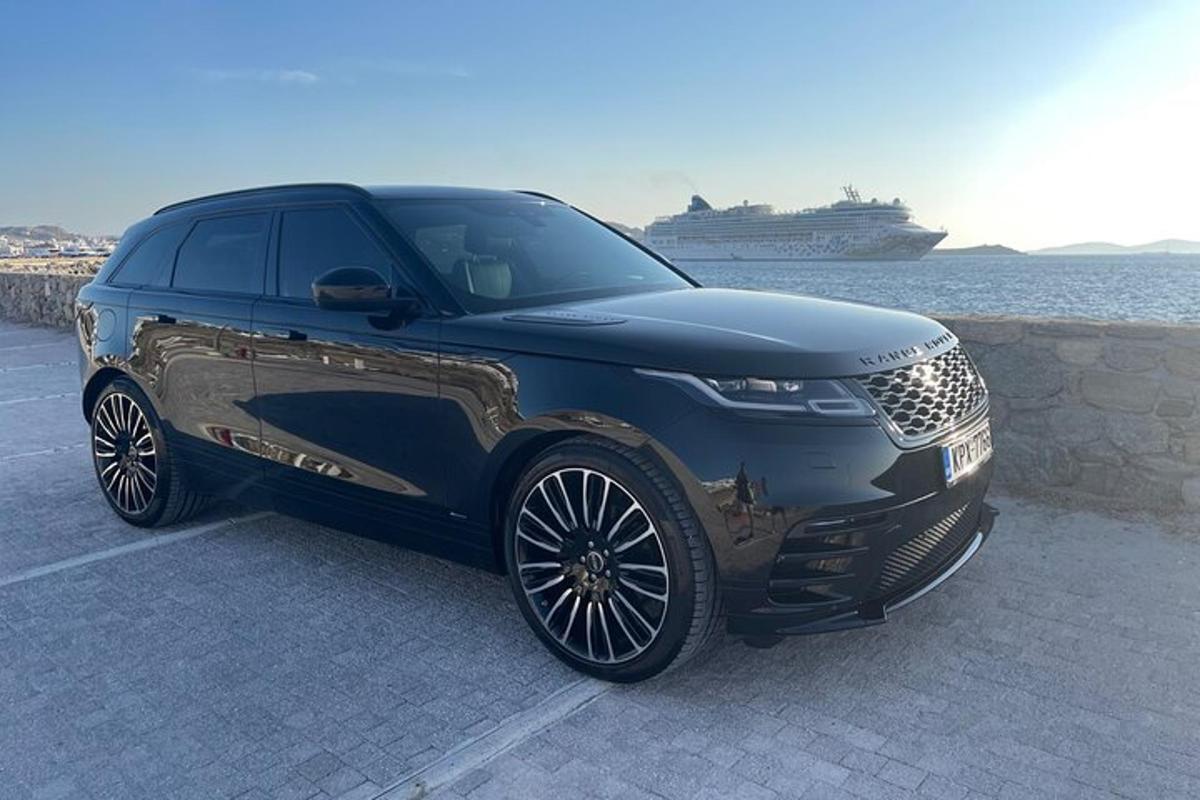 크루즈선 옆에 주차된 검은색 SUV