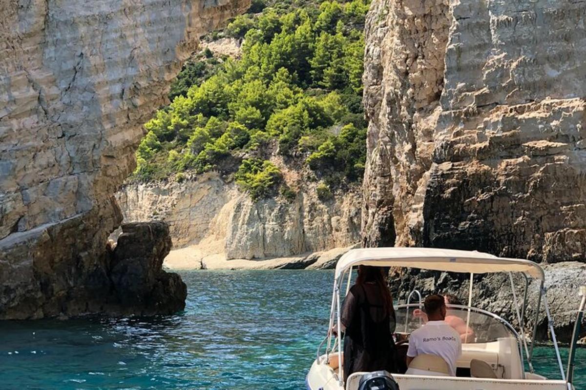 due persone sedute su una barca in acqua