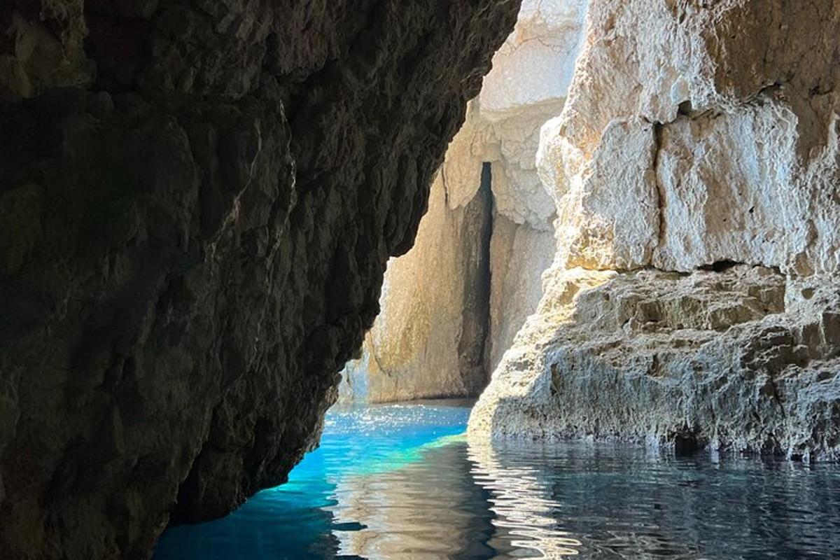 una grotta con acqua blu al suo interno