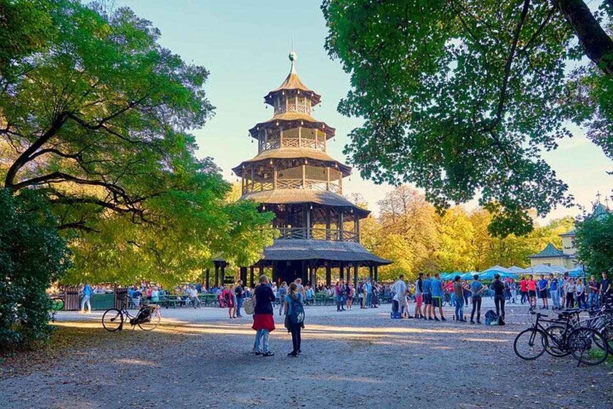 un grupo de personas caminando frente a una torre