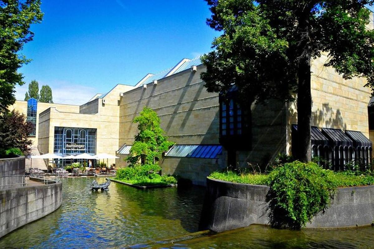 un edificio con un río enfrente