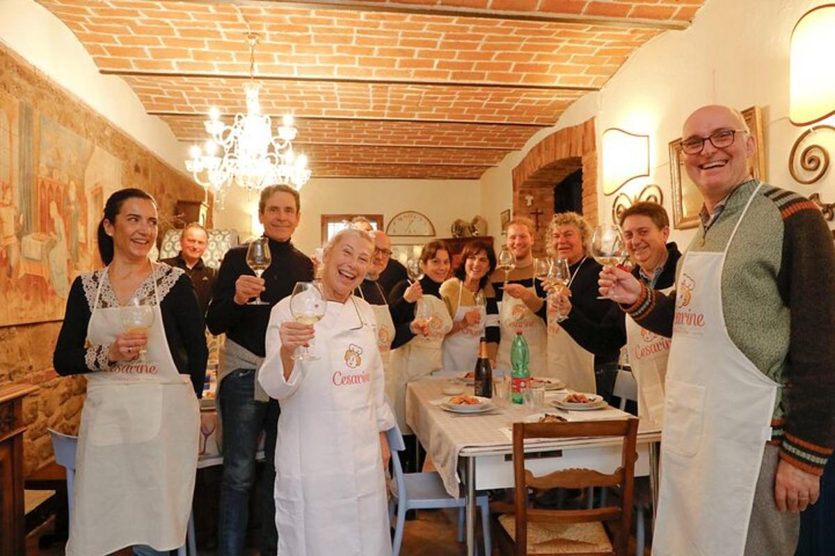 skupina ljudi, ki pijejo vino v sobi