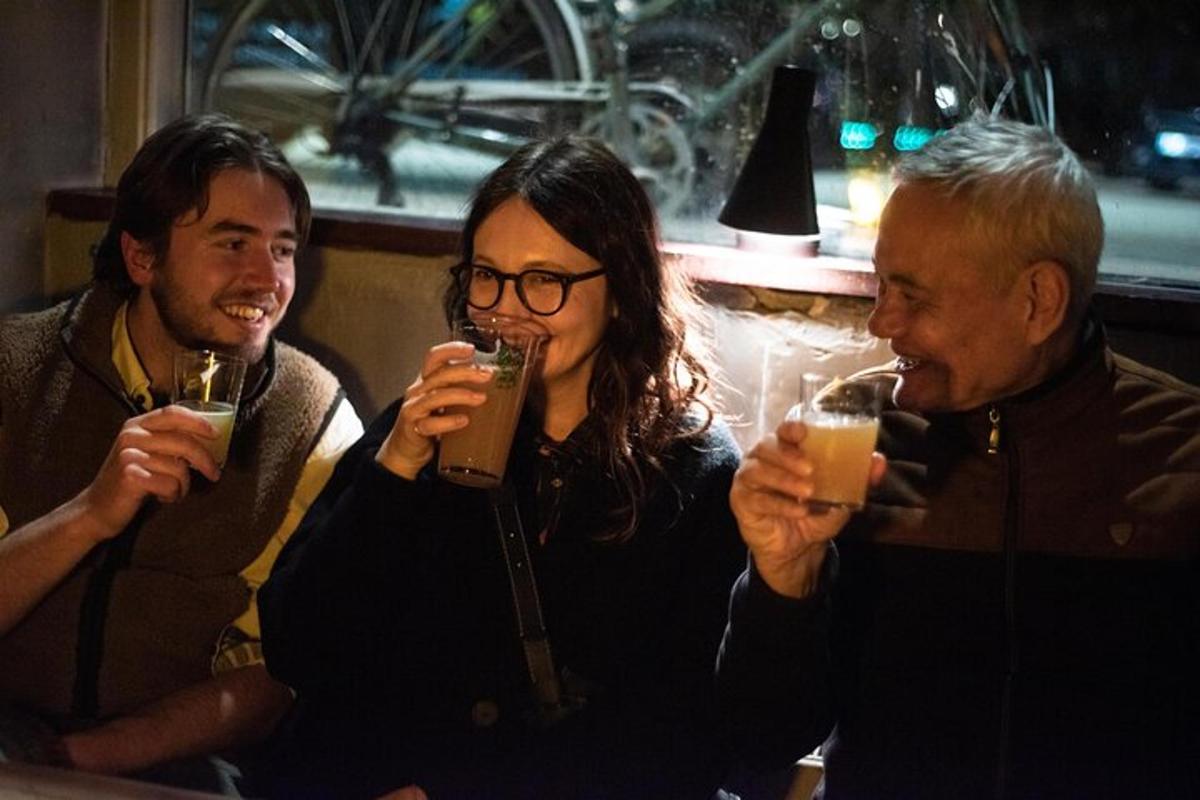 un gruppo di tre persone che bevono un drink