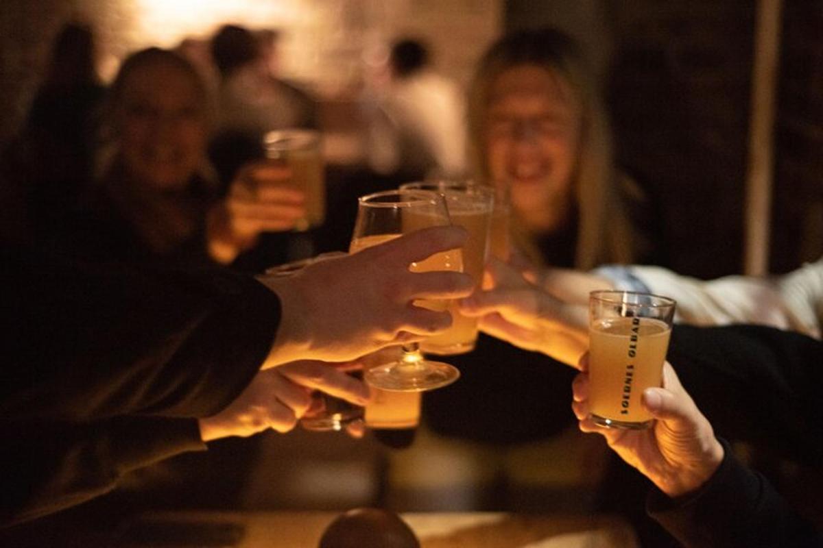un gruppo di persone che reggono bicchieri di champagne