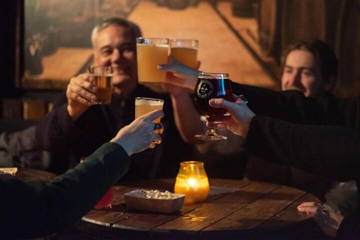 un gruppo di persone che sorreggono bicchieri di vino