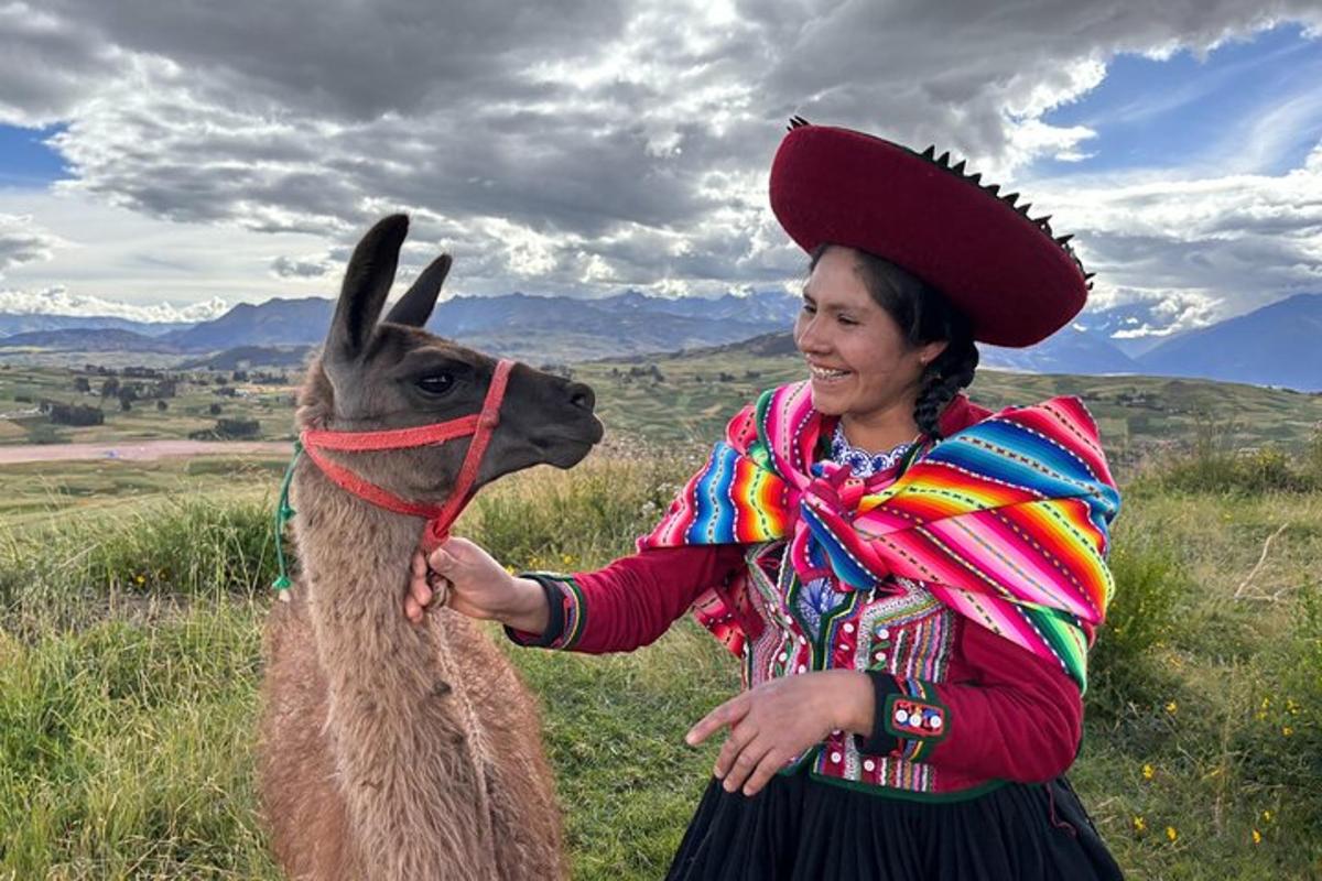 una donna è in piedi accanto a un lama