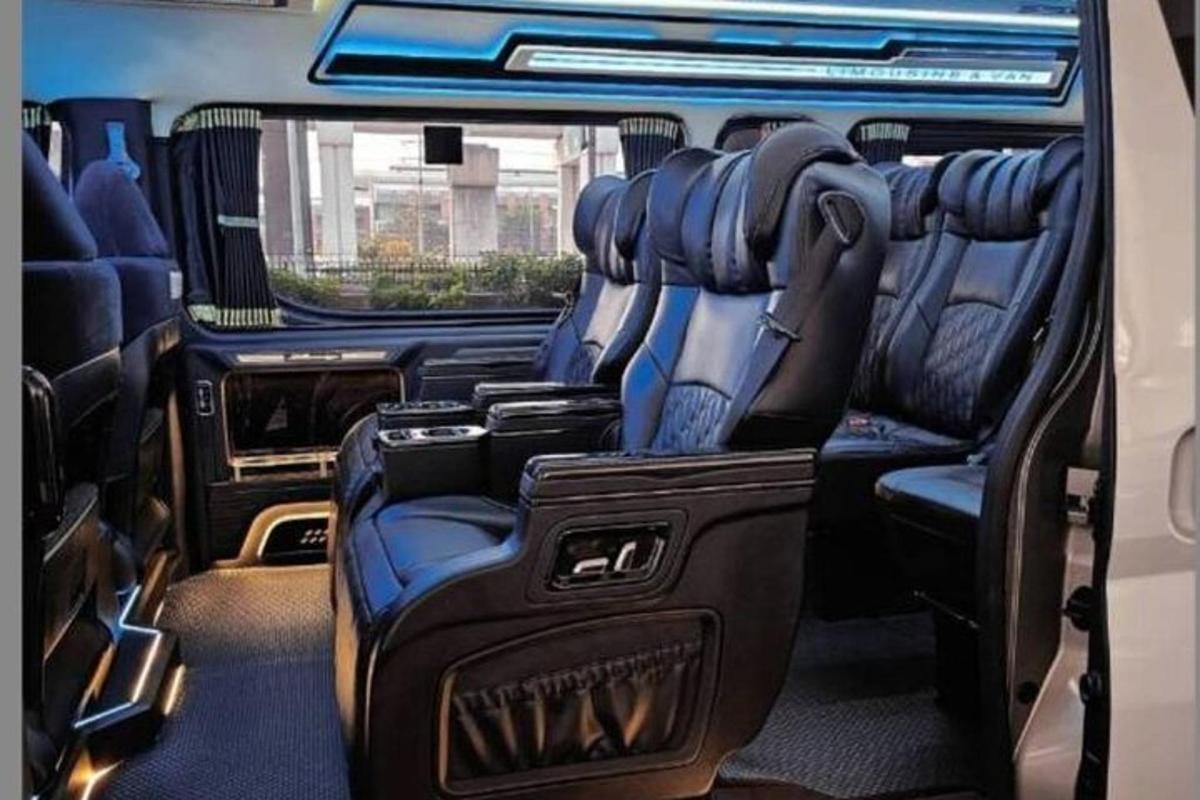 egy busz hátsó üléseinek látványa
