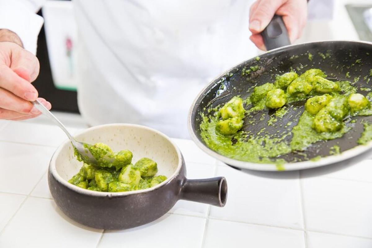 una persona sosté una paella amb menjar a dins
