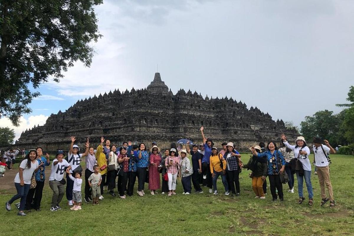 一群人站在寺庙前