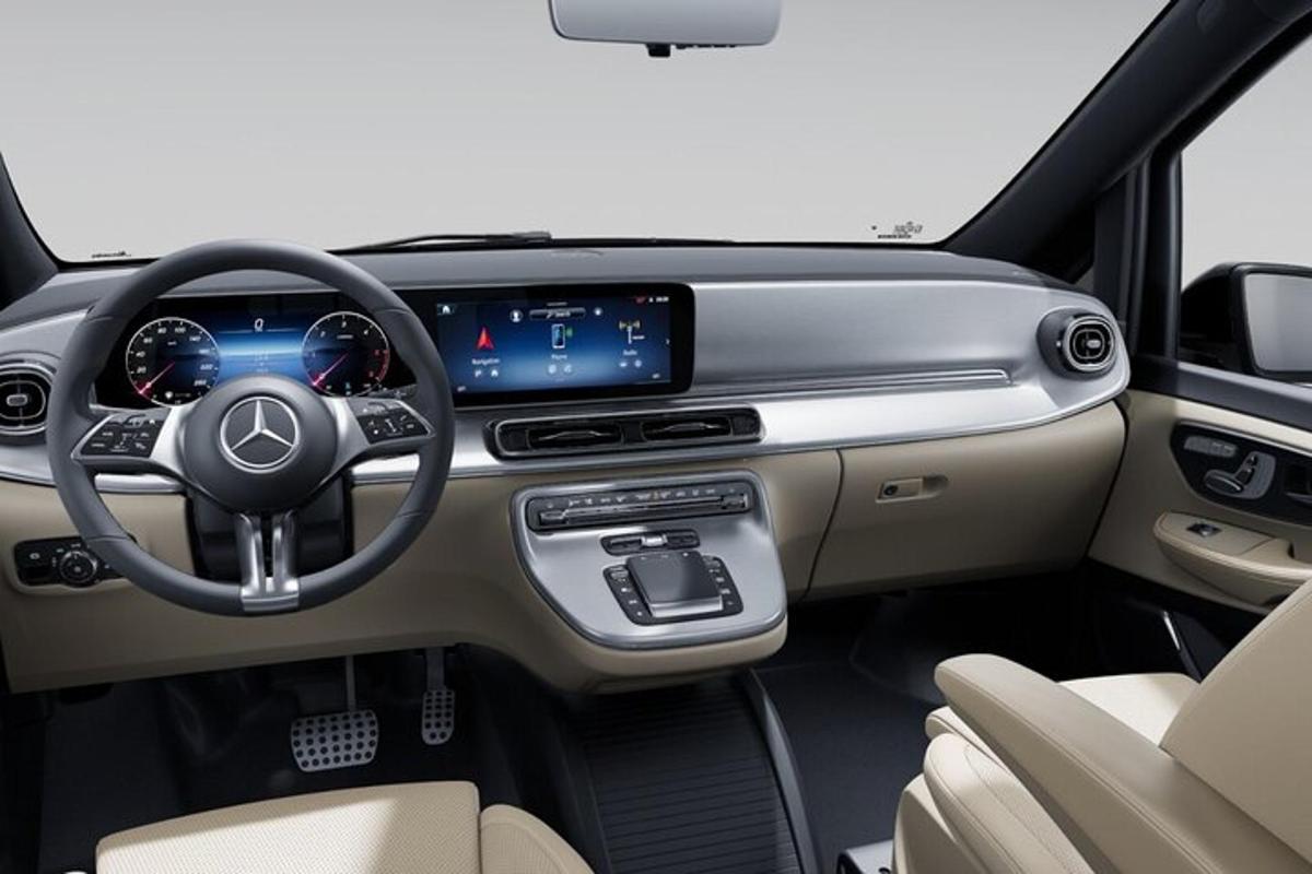 ein Blick auf das Armaturenbrett eines Acedes Benz Autos