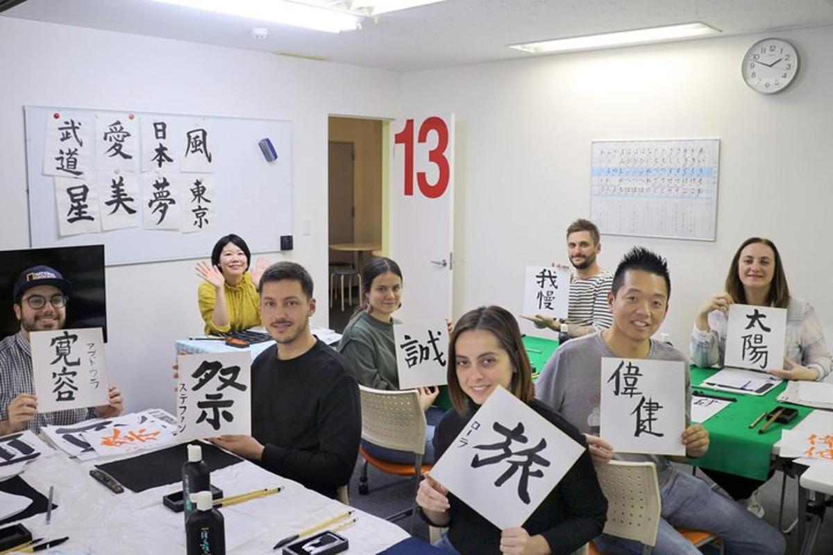 Un grupo de personas sosteniendo carteles con escritura en ellos.