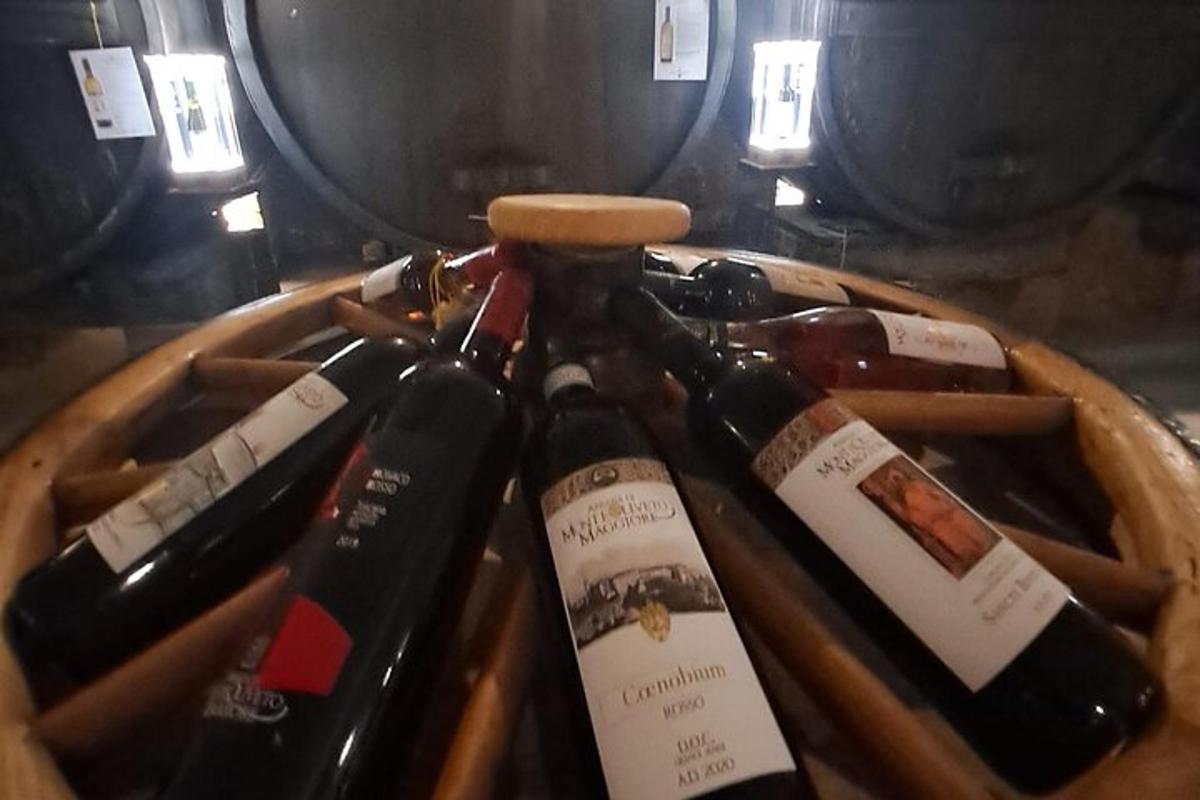 štiri steklenice vina v leseni košari