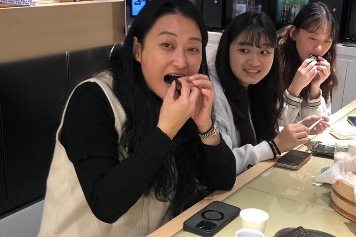 due donne sedute a un tavolo che mangiano cioccolato